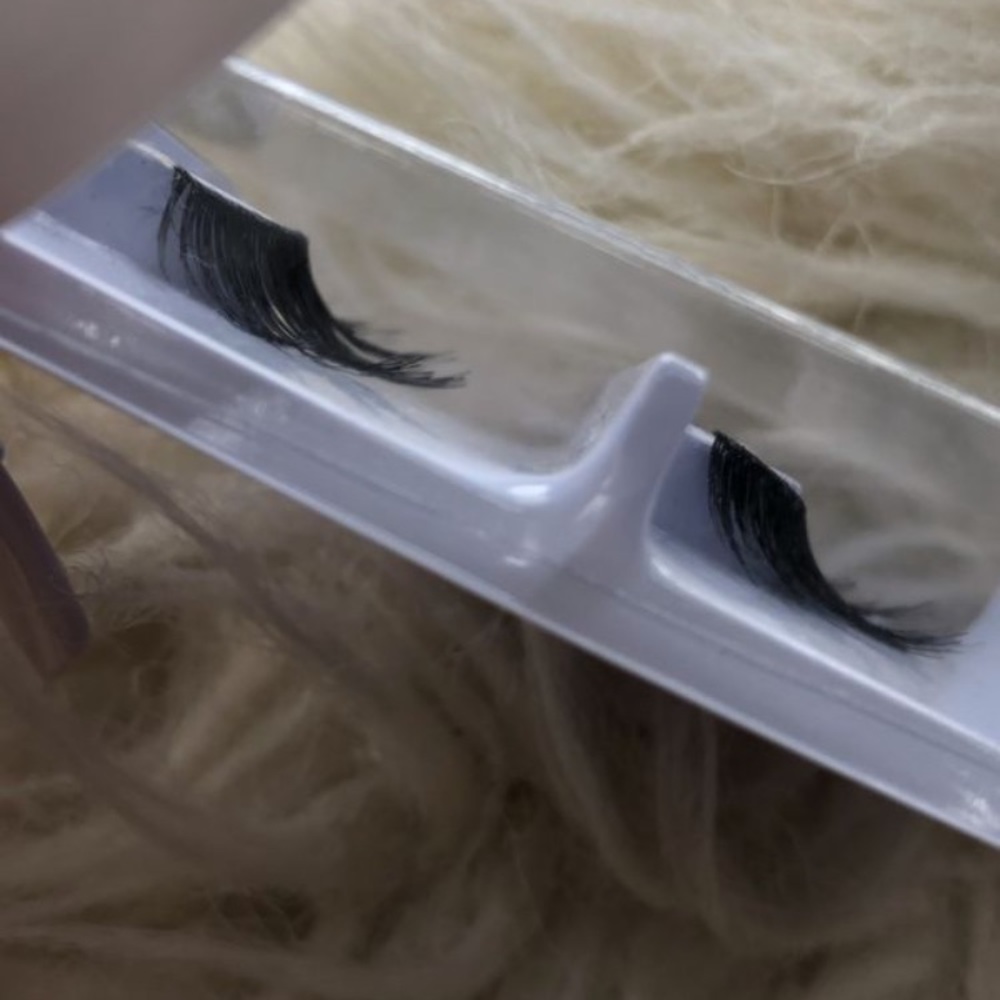 Lashes - Picture 3 of 4